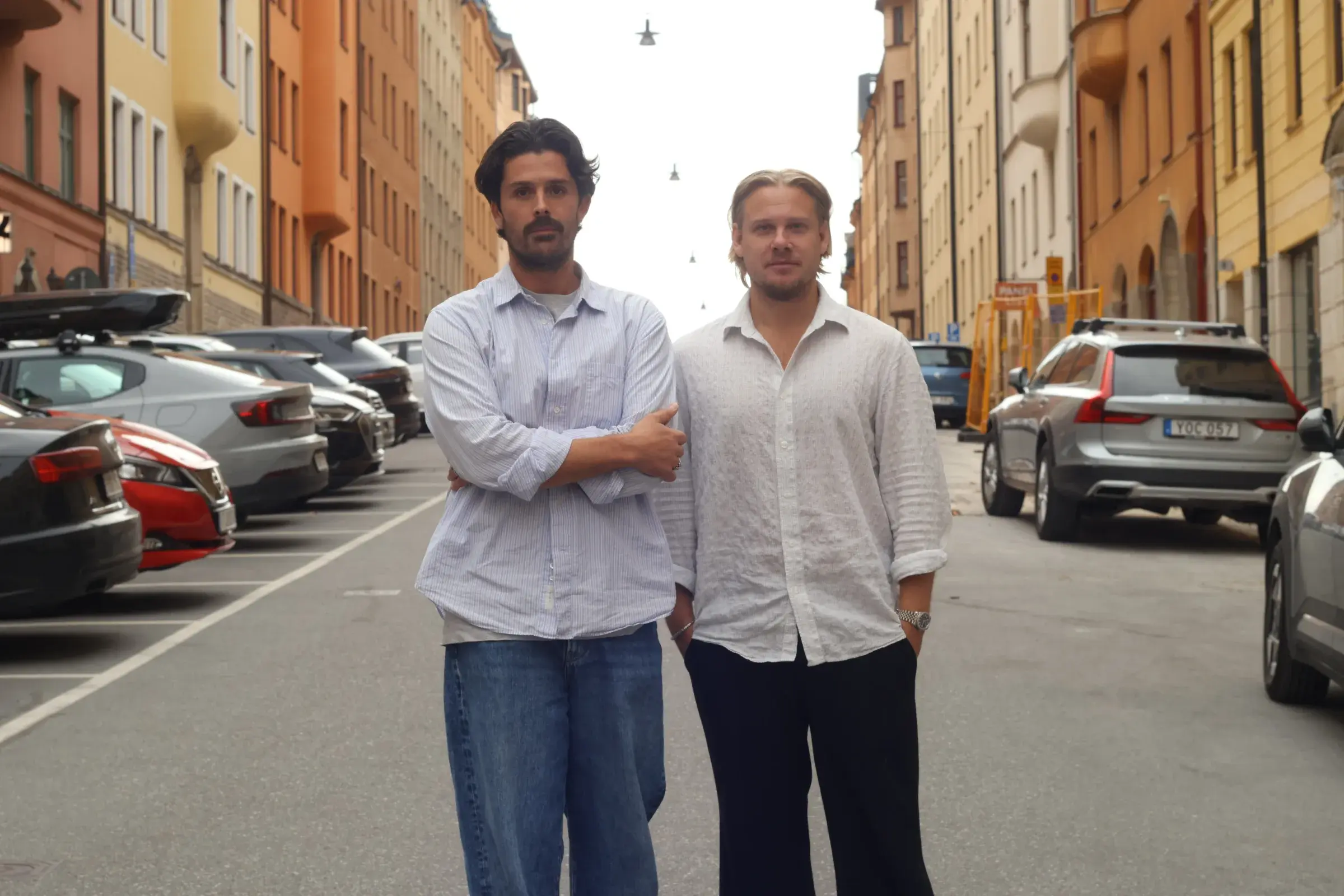 Patrik Ahlund och Ömer Toll på en gata i Stockholm